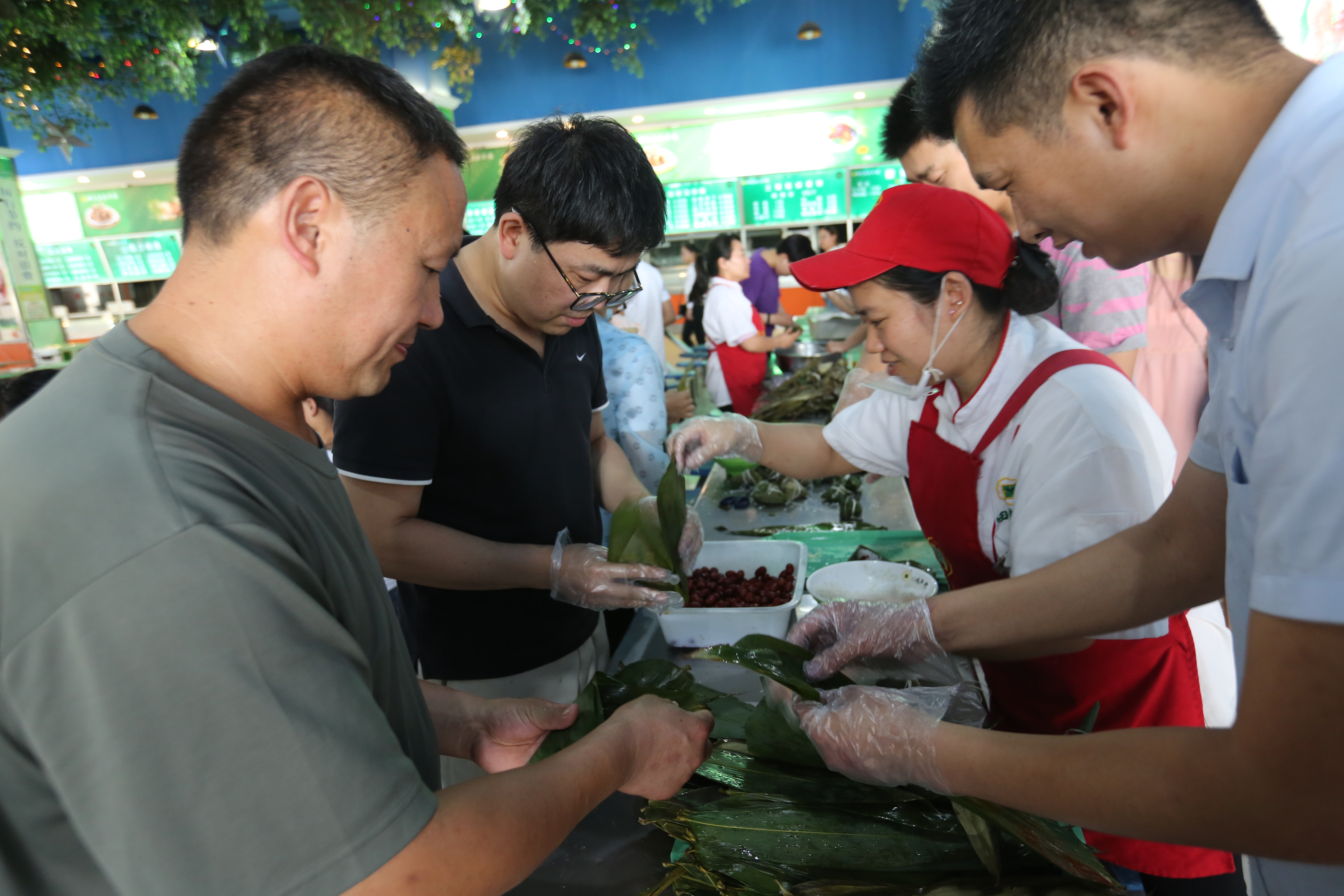 后勤服务中心举办"我们的节日—端午节"包粽子活动